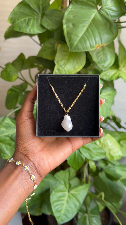 Big Pearl Pendant Necklace