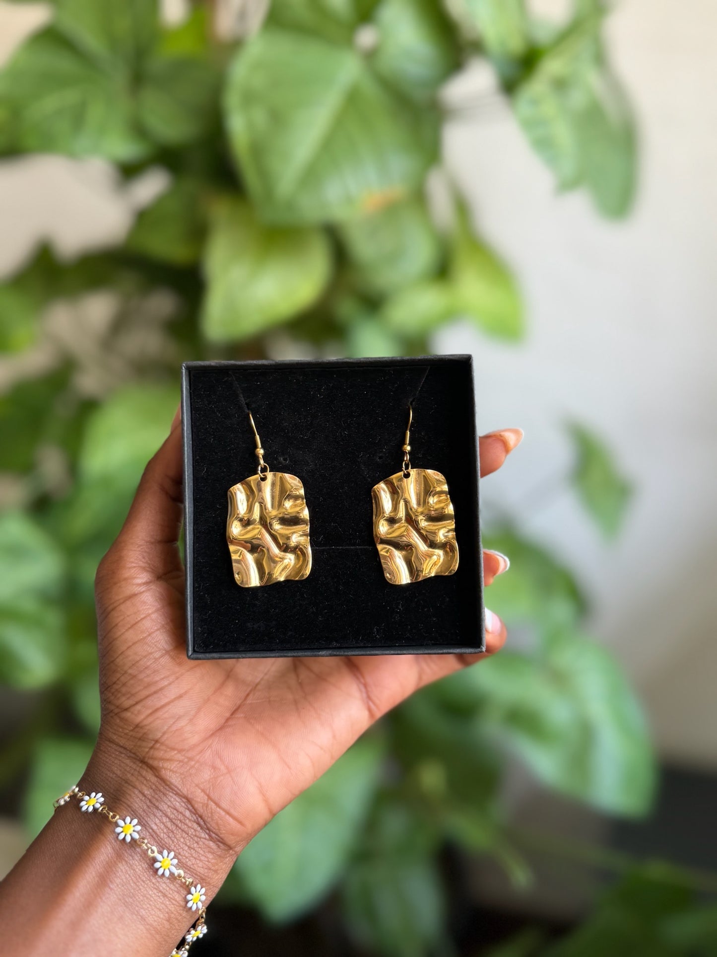 Abera Abstract Dangle