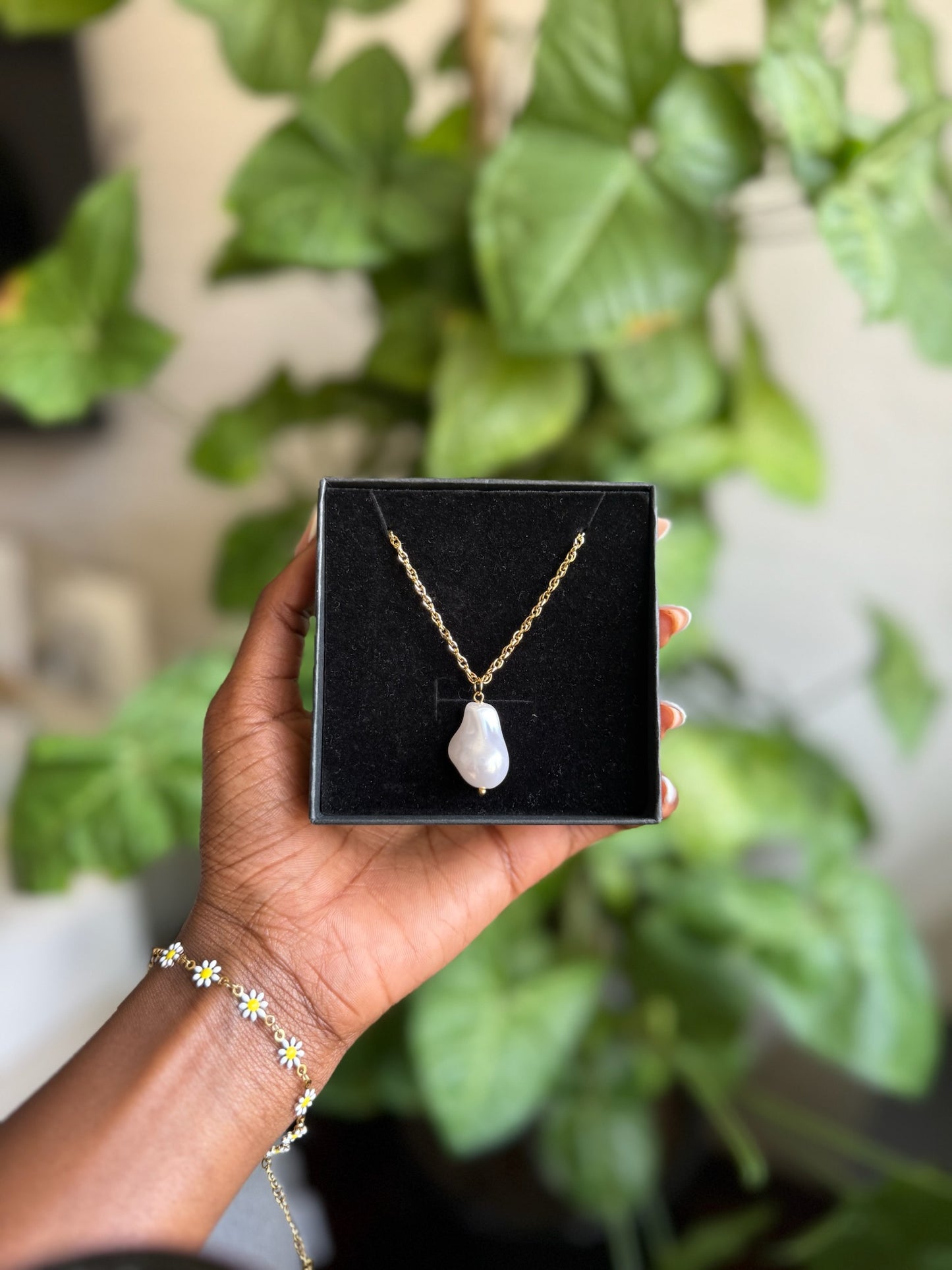 Big Pearl Pendant Necklace
