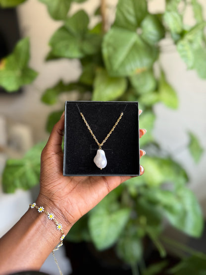 Big Pearl Pendant Necklace
